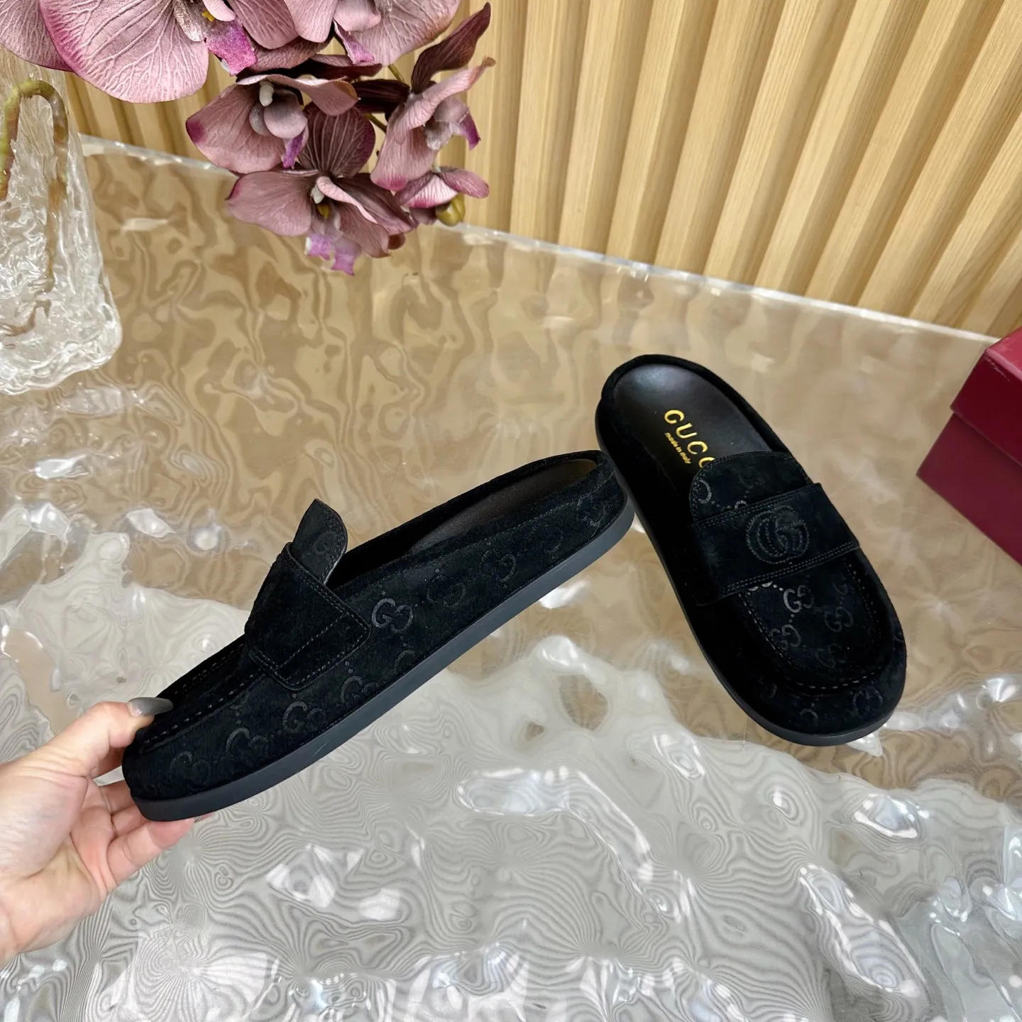💕💕Factory direct selling price p460💕💕Synchronized spring and summer new styles at the counter⚠️Gucci new spring and summer double G fabric beach sandals thick soles Birkenstock slippers ———————————— G family always impresses people when it comes to embodying a sense of high-end. It looks like a simple style, but it is inexplicably high-end on the feet. It is very sexy, allowing you to easily match it to show off various styles👍 The upper is made of imported nubuck leather The interior is made of imported sheepskin and the original genuine leather outsole Size: 35-40